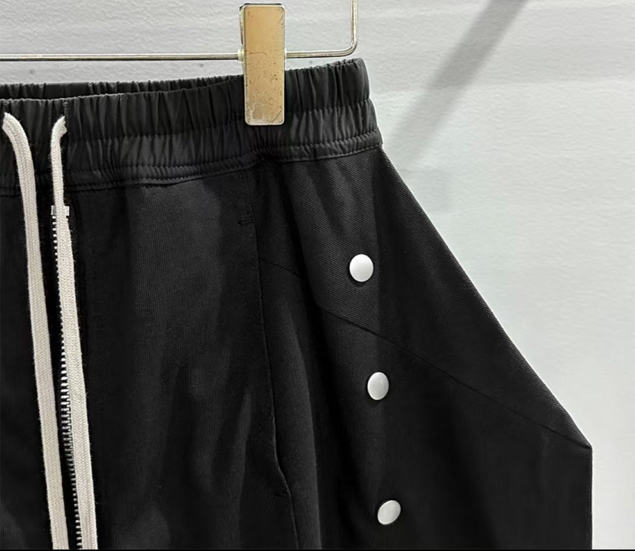 Side stud  skirt